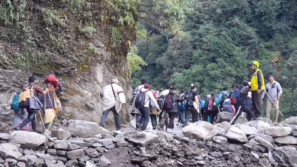 cheeadbasa-slaiding-jon-men-SDRF-ne-sanbhaala-morcha-kreeb-9000.jpg