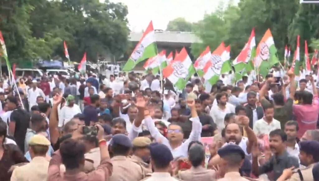 esaaeeaar-vivad-ke-beech-kangres-ka-deshbhr-men-prdrshn-mukhy.jpg
