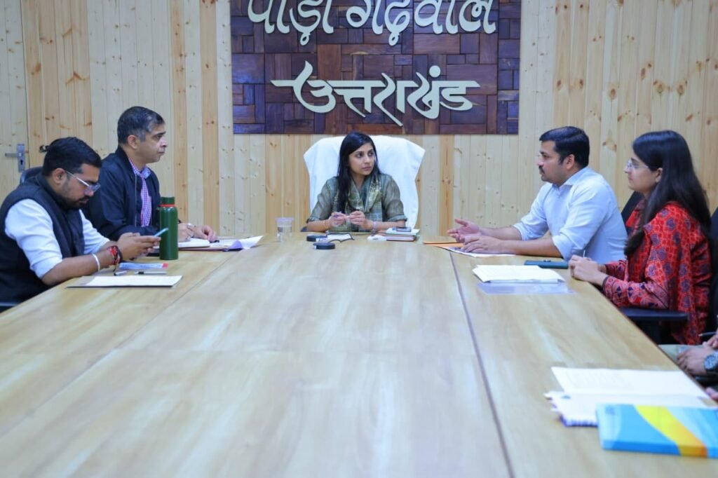 jila-prytn-vikas-smiti-kee-baithk-men-jiladhikaree-ne-diye.jpeg