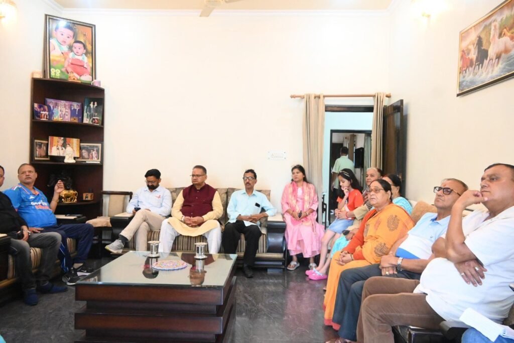 kaibinet-mantree-ganesh-joshee-ne-sunee-peeem-ke-mn-kee.jpg