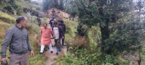 karykrm-sthgit-kr-aapda-prbhaaviton-ke-beech-phunche-d-dhn.jpg