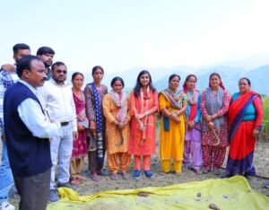 kr-p-kting-pryog-men-grameeanon-ke-sath-khet-men-utreen.jpeg