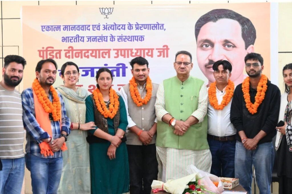 mantree-ganesh-joshee-ne-empeejee-Kolej-msooree-ke-chhatrsangh-chunav.jpg