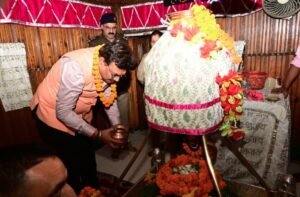 mukhy-schiv-aanand-brdhn-ne-gangotree-dham-men-kee-pooja-archna.jpg