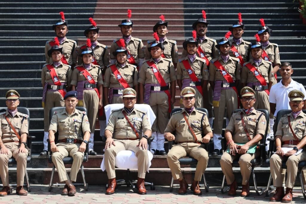 nau-mah-ka-prshikshan-poora-kr-pulis-kee-mukhydhara-men.jpeg
