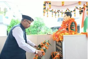 sainik-klyaan-mantree-ganesh-joshee-ne-shheed-hvldar-bhadur-sinh.jpg