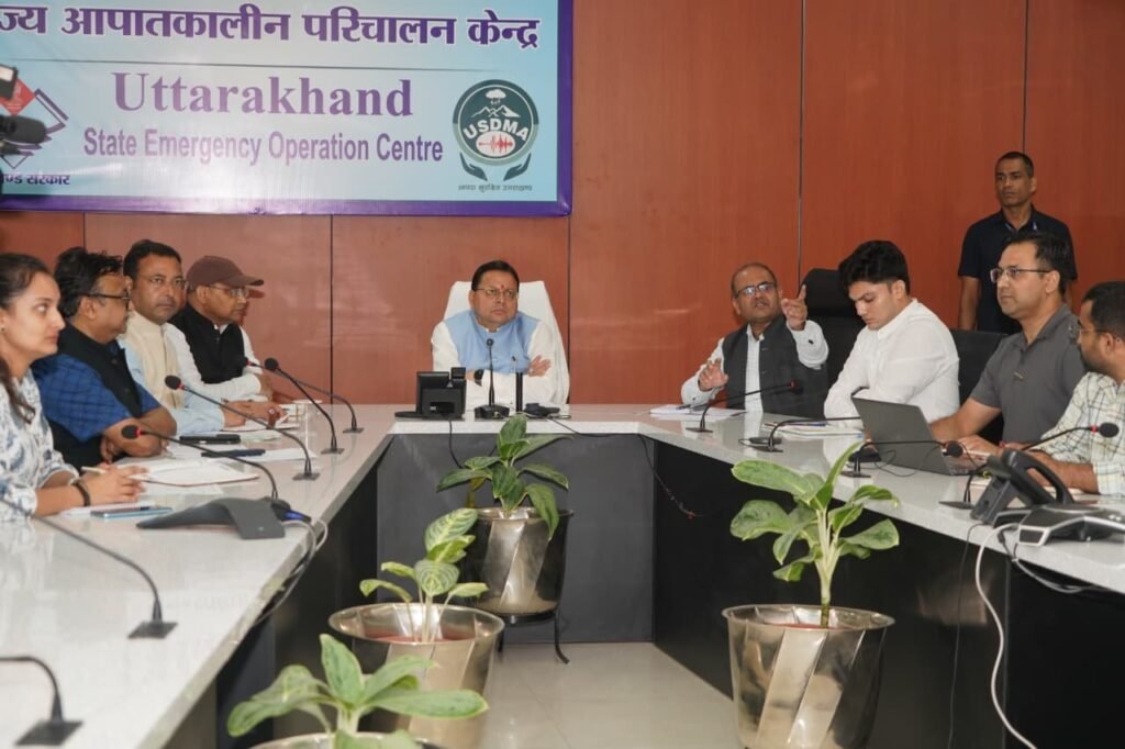 uttrakhand-men-fanse-traikrs-maunteniyrs-kee-surkshit-vapsee-ke-lie-mukhymantree.jpg
