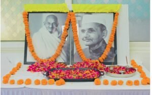 dehradoon-men-shrddha-evan-hrshhaellas-ke-sath-mnaee-gee-gandhee.jpg