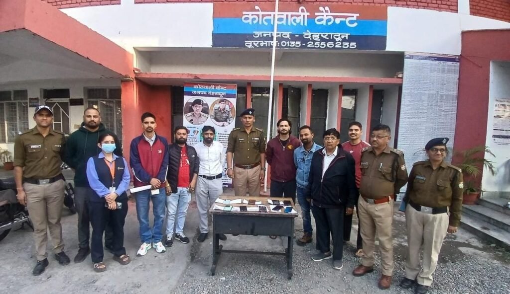 dehradoon-pulis-ne-bramd-kie-8-gum-hue-mobail-fon.jpeg