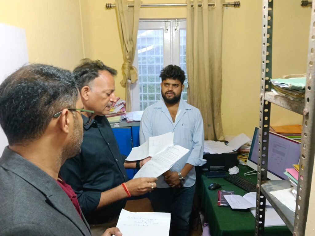jila-panchayt-karyaly-ke-auchk-nireekshan-men-vibhinn-aniymittaen-samne.jpg