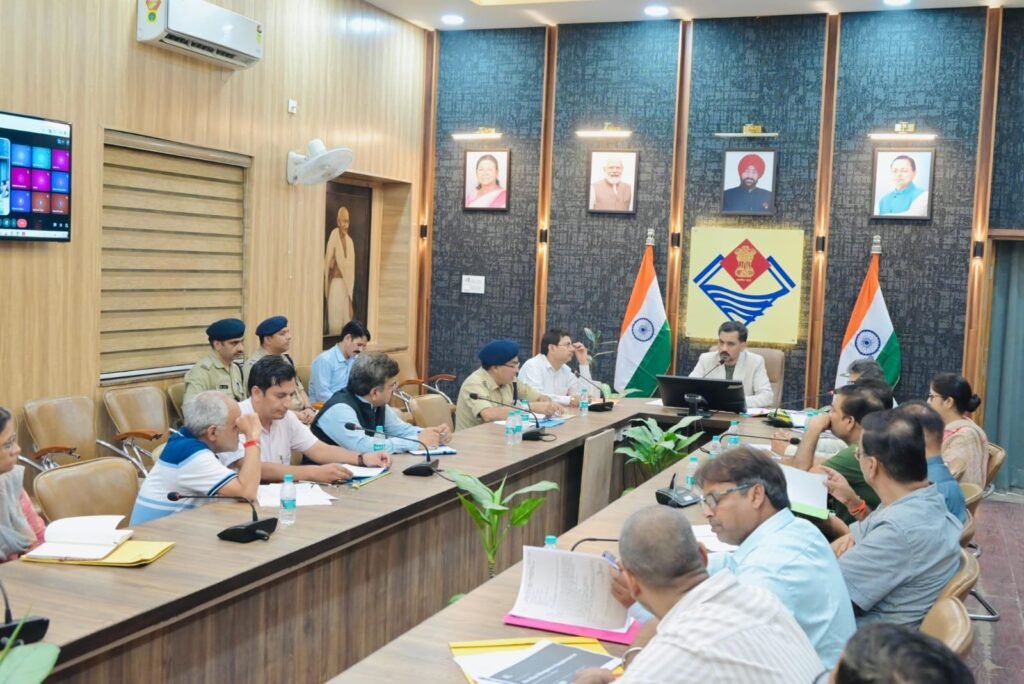 jiladhikaree-ne-nirvachn-taiyariyon-kee-smeeksha-kr-nodl-adhikariyon-ko.jpg