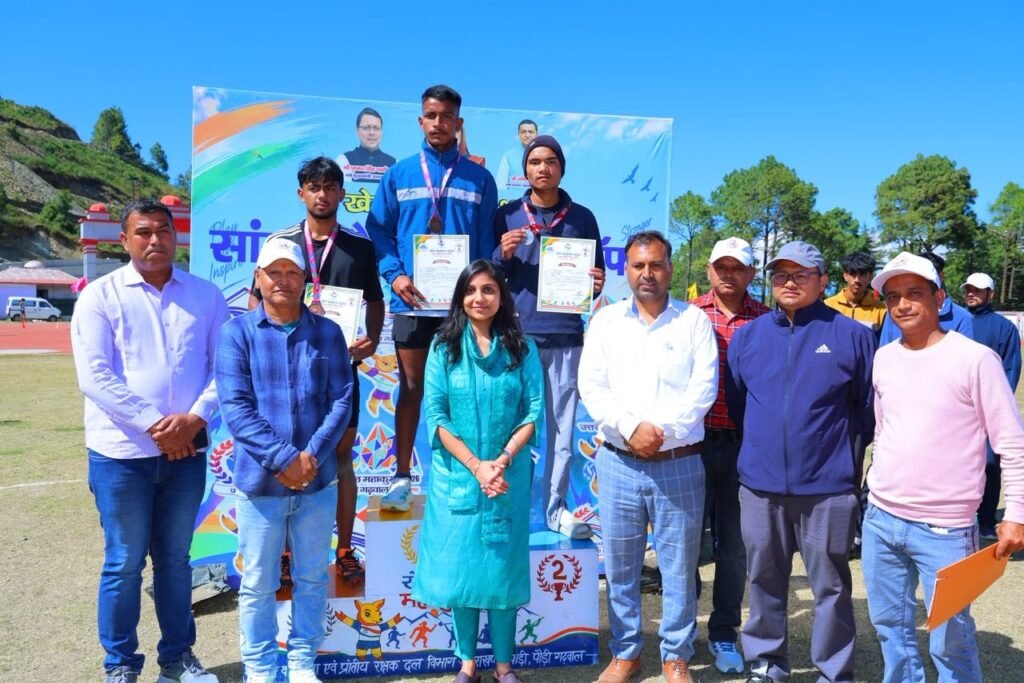 jiladhikaree-ne-sansd-chainpiynship-tr-fee-men-phunchkr-bdhaya-khilaadiyon-ka.jpeg