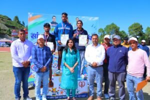jiladhikaree-ne-sansd-chainpiynship-tr-fee-men-phunchkr-bdhaya-khilaadiyon-ka.jpeg
