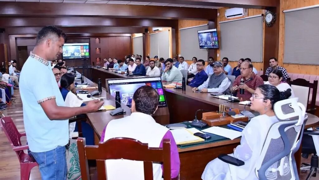 jnsunvaee-men-deeem-apoorva-paande-ne-suneen-07-shikayten-adhikariyon.jpg