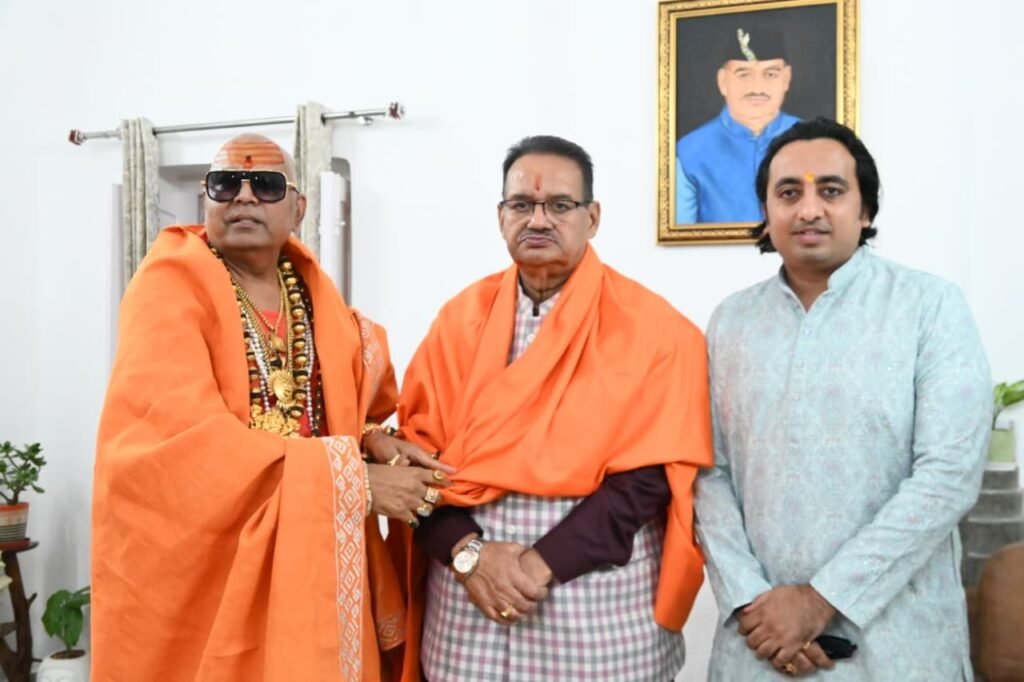 kunbh-2027-ke-lie-envayrment-baba-ne-kaibinet-mantree-ganesh-joshee.jpg