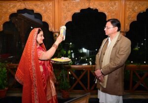 mukhymantree-pushhkr-sinh-dhamee-ne-dhrmptnee-geeta-dhamee-ke-sath.jpg